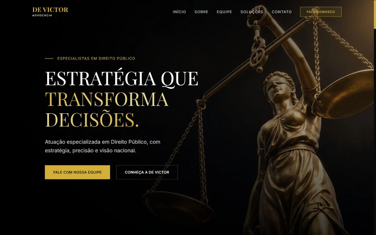 Site De Victor Advocacia: identidade preta e dourada com a estátua da Justiça